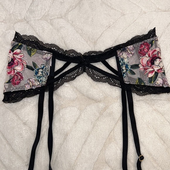 Victoria’s Secret Embroidered Mesh Garter Belt, Size XS - Picture 3 of 10